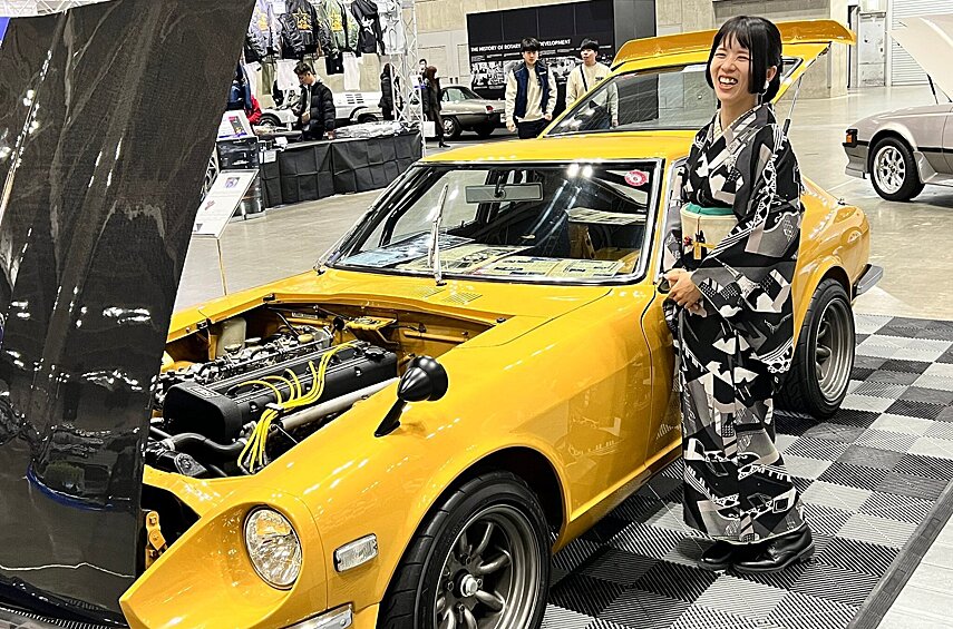 Ещё один серьёзно доработанный Nissan Fairlady Z: под капотом тоже «родной» для этой модели 6-цилиндровый мотор L-серии, но... вместо штатной 12-клапанной головки блока стоит 24-клапанная двухвальная головка фирмы OS Giken. Такая была выпущена в семидесятые мизерным тиражом, но уже в наши дни владелец фирмы Осаму Оказаки доработал свою старую конструкцию и вновь запустил редкую деталь в производство. Одно плохо: двигатель как на этой «фашке» стоит 6,2 миллиона йен (около 41 тысячи долларов).