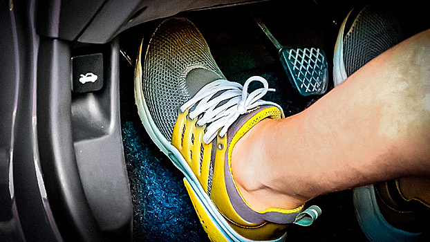 Нужно ли выжимать сцепление перед запуском двигателя