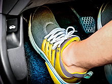 Нужно ли выжимать сцепление перед запуском двигателя