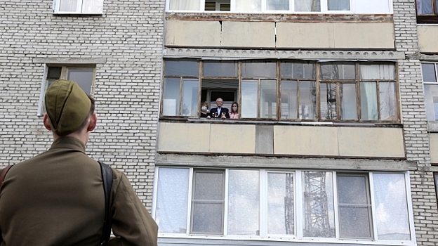 Ветеранам Кургана дарят праздничные концерты под онами домов