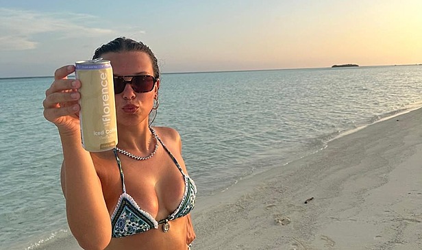 Звезда «Очень странных дел» показала фото в купальнике