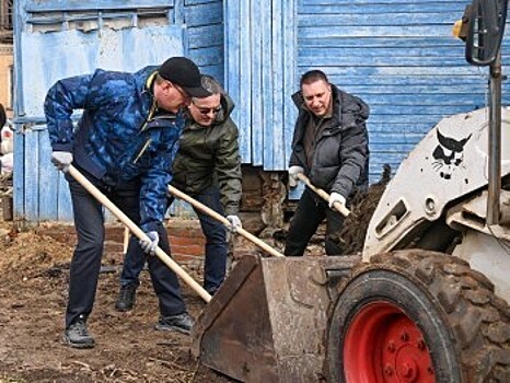 Дмитрий Денисов взял в руки лопату и показал калужанам пример