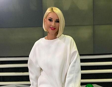 Яркая леди: Кудрявцева по совету Васильева приобрела модную рубаху из шелка изумрудного цвета