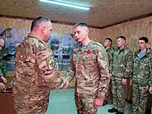 Гвардейцев-десантников из Бурятии наградили за подвиги в Курской области