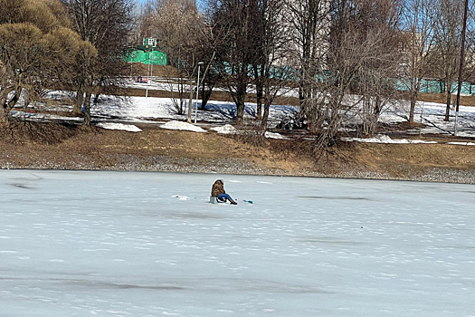 Россияне поспорили об опасности рыбалки на тонком льду