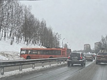 Автобус перекрыл Мызинский мост в Нижнем Новгороде