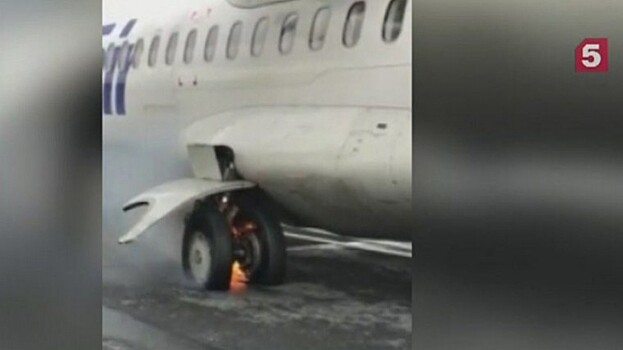 Пассажиров самолета в тюменском аэропорту эвакуировали из-за возгорания шасси