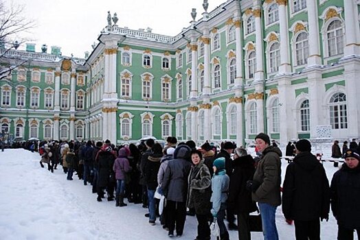 Видео: Петербуржцы стоят на морозе в очередях в Русский музей и Эрмитаж