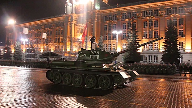 Т-34 возглавил механизированную колонну на репетиции Парада в Екатеринбурге