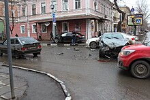 Автоледи на «Ладе» проехала на красный и впечаталась в столб. Фото