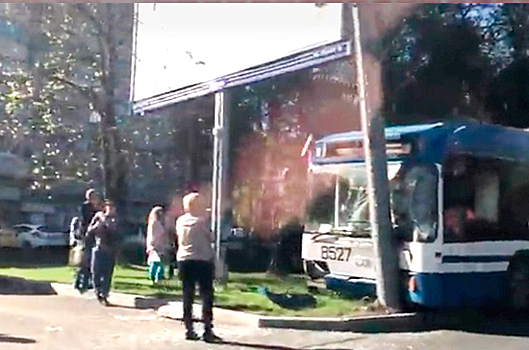 Троллейбус врезался в столб на юго-западе Москвы