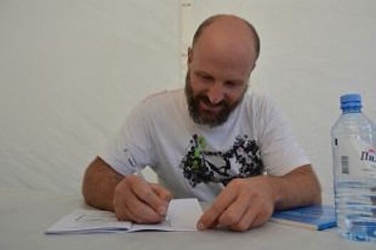 Соцсети – это тупик. Дмитрий Емец рассказал о пользе чтения