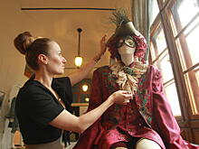 Кринолины, маски, брошки — волшебство карнавального костюма как грани моды