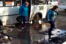 Россиянам пришлось выпрыгивать из застрявшего в яме автобуса