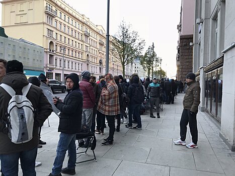 Врачи дали советы стоящим в очереди за iPhone X москвичам, как уберечься от холода