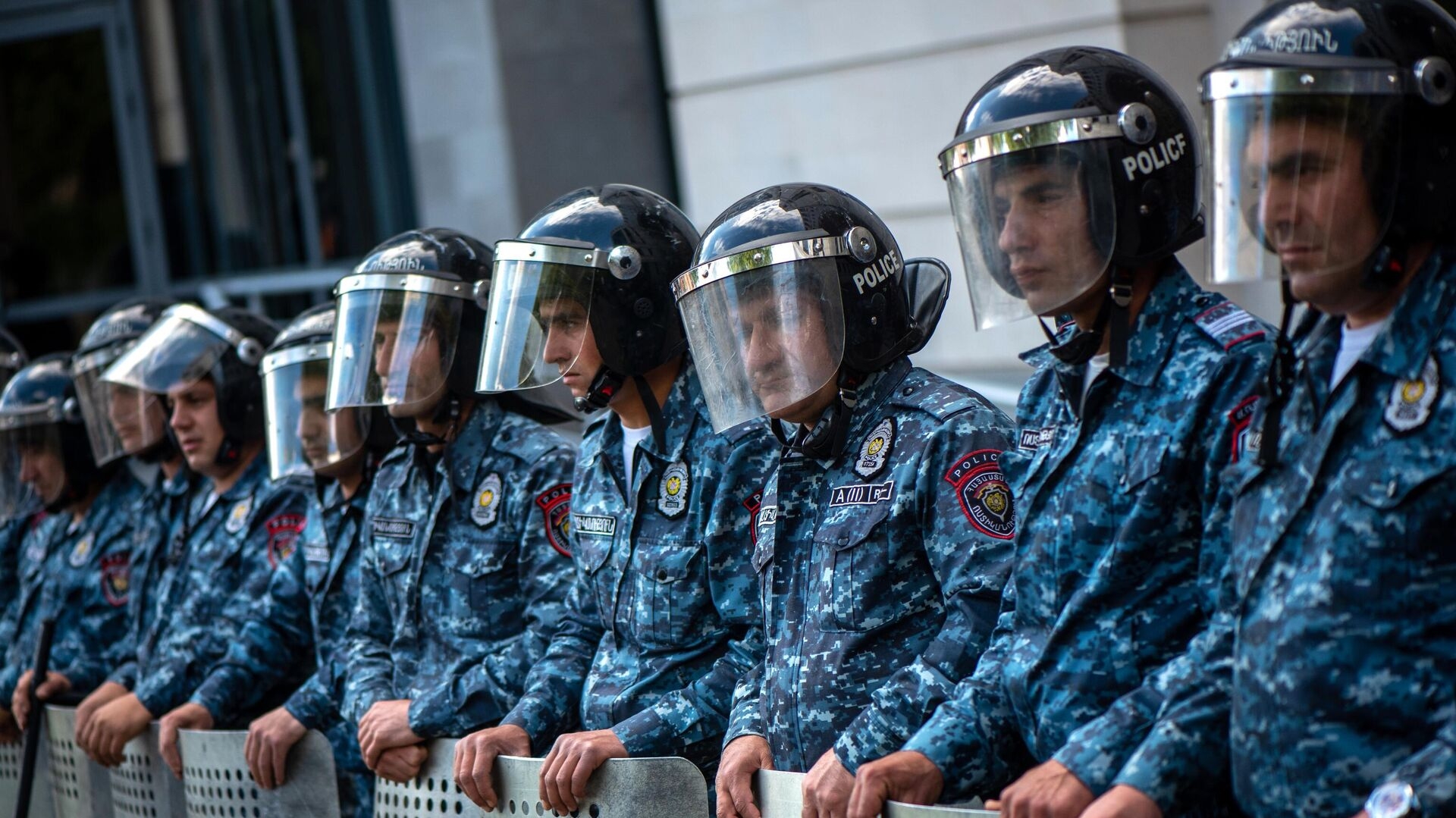 В центр Еревана стянули силы полиции