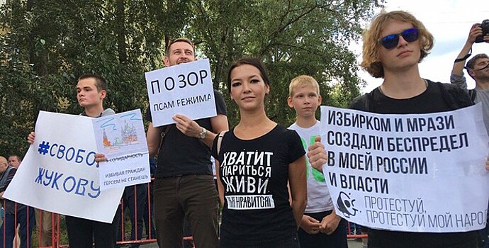 На акцию солидарности с митингом в Москве вышли 300 человек в Екатеринбурге