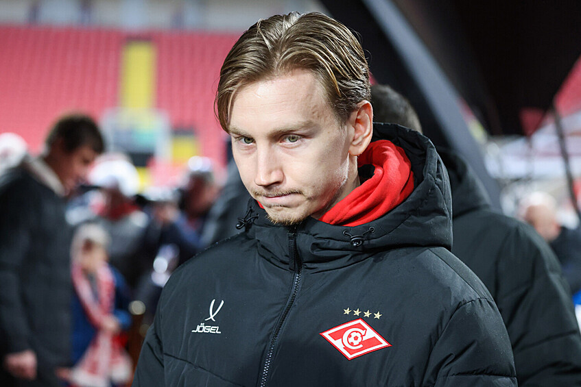 Футболист «Спартака» Наиль Умяров во время церемонии прощания с олимпийским чемпионом 1956 года и лучшим бомбардиром московского «Спартака» Никитой Симоняном на стадионе «Лукойл Арена» в Москве, 27 ноября 2025 года