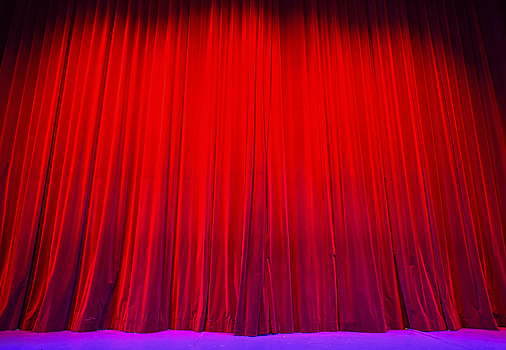 Российскую учительницу уволили после спектакля ко Дню Победы. Что показали на сцене