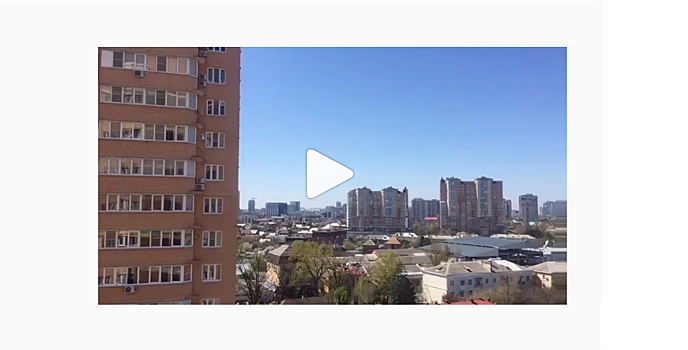 Видео: в Краснодаре оперная певица исполнила арию на балконе, чтобы подбодрить соседей в период самоизоляции