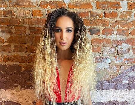 Ярко: Бузова появилась на «Модном приговоре» в строгом костюме цвета сочной зелени