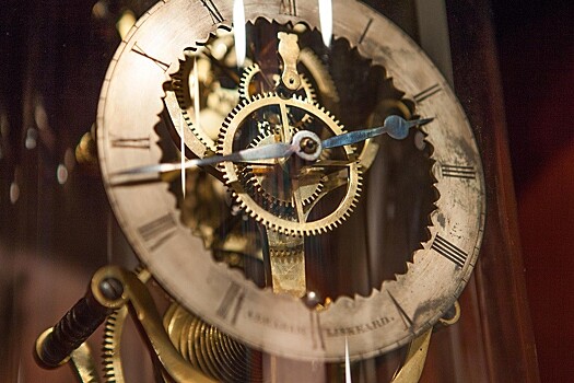 В эрмитажном центре "Старая деревня" открылась выставка старинных часов и механизмов из Европы и Азии
