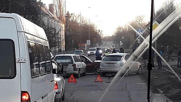 В Калининграде тройное ДТП стало причиной пробки на Аллее Смелых, Калинина и Дзержинского