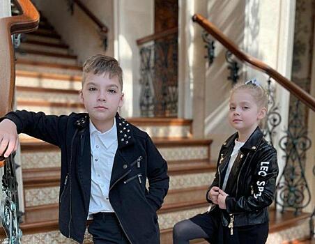 «Королевский взгляд»: в Сети обсуждают новое фото повзрослевших детей Пугачевой