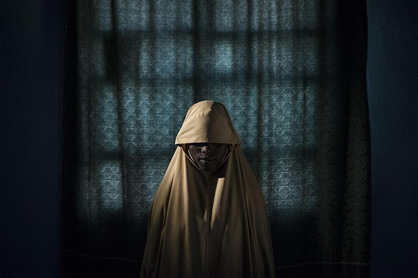 Айша, 14 лет. Похитившие девушку члены радикальной нигерийской исламистской организации «Боко харам» собирались заставить ее стать смертницей. Айше удалось сбежать. Категория «Люди»