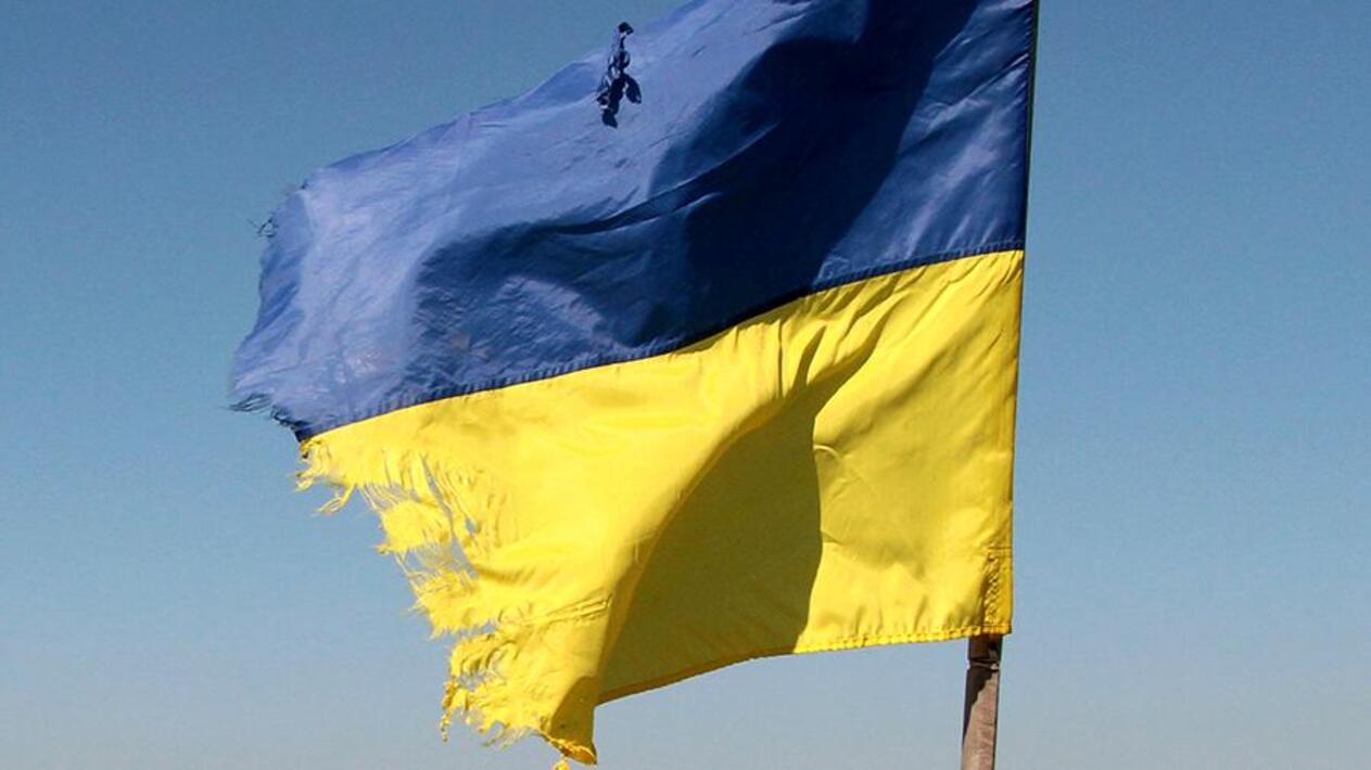 Почему украинский флаг. Флаг Украины. Рваный флаг Украины. Порванный флаг Укра. Настоящий флаг Украины.