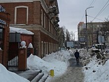 В Саратове у здания СГУ нашли женщину с травмами