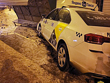 В Новосибирске водитель такси врезался в остановку