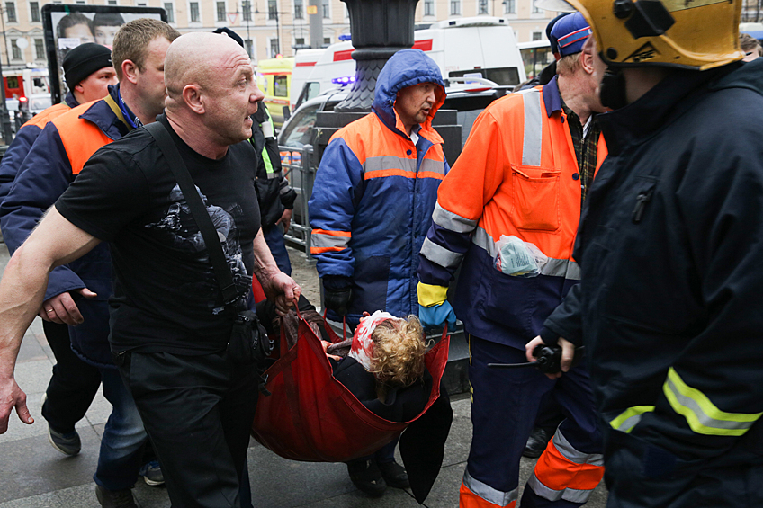 В результате взрывов в метро Петербурга погибли не менее 10 человек, еще 30 получили ранения, сообщает Life. По данным «Ленты.ру», пострадали 50 человек