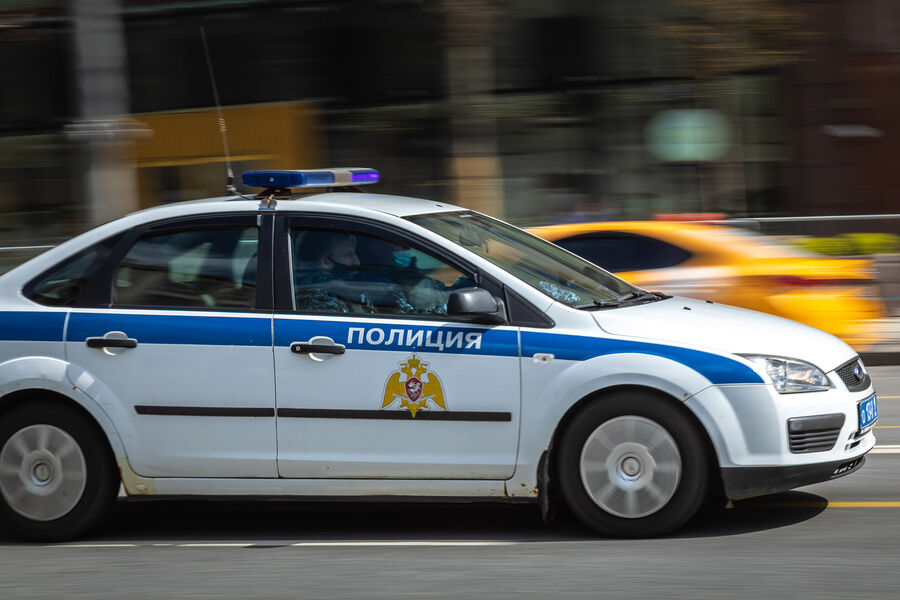 «Пожали руки»: дорожный конфликт водителя машины и курьера перерос в драку в Петербурге