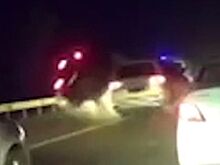 Видео: "Лэнд Крузер" подбросил легковушку в воздух как теннисный мячик