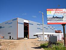 Строители завершают облицовку фасада строящейся ледовой арены в Вологде