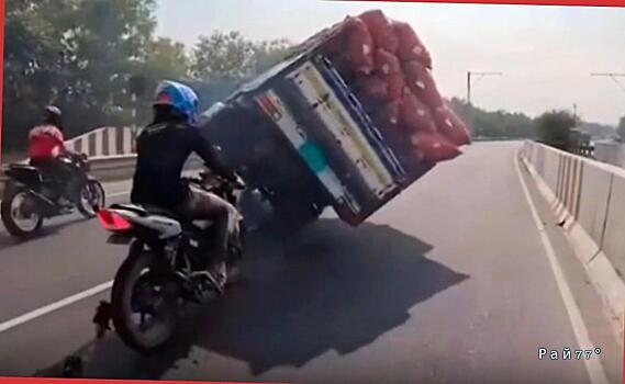 Мотоциклисты не разминулись с завалившимся на бок грузовиком