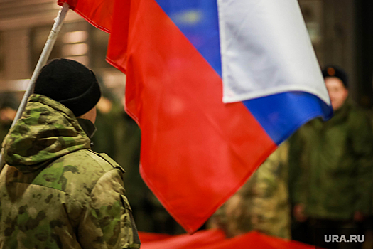 Боец, поднявший флаг РФ над освобожденной Авдеевкой, оказался свердловчанином