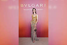 Энн Хэтэуэй появилась в платье Versace с капюшоном на показе Bulgari в Венеции