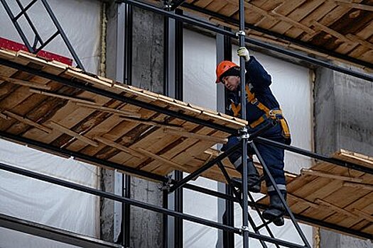 Российского рабочего насмерть придавило трубой