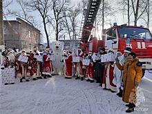 Деды Морозы спустились с крыши, чтобы поздравить маленьких пациентов клиник СамГМУ