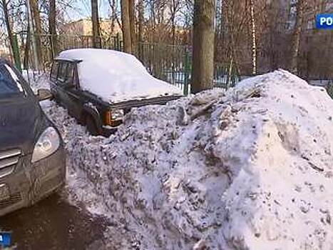 На московских парковках растут ледяные горы
