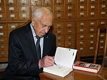 Вячеслав Макаров поздравил Почетного гражданина Михаила Боброва