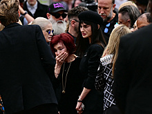 Вдова не сдерживала слезы, а фанаты несли цветы: в Бирмингеме похоронили Оззи Осборна