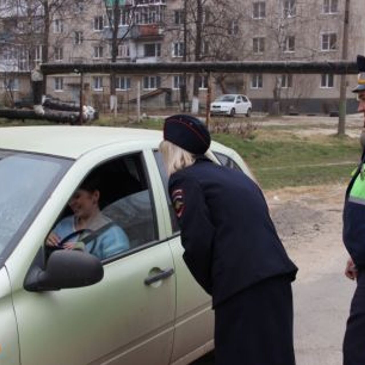 Обязан ли водитель открывать капот, при требовании инспектора сверить  номера узлов и агрегатов? - Рамблер/авто