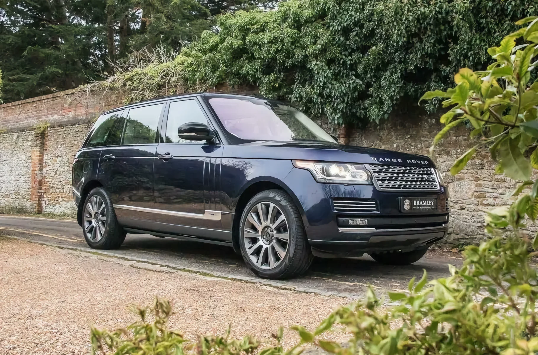 На продажу выставили дизельный Range Rover, на котором возили Елизавету II и Барака Обаму