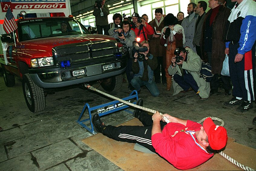 Владимир Турчинский тащит караван из 4 машин общим весом около 9 тонн, 1996 год