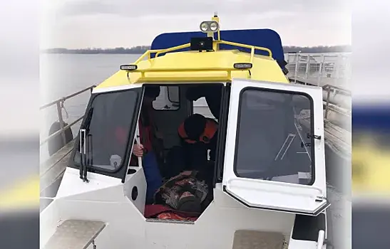 В Самарской области спасатели переправили через Волгу пострадавшего на стройке мужчину
