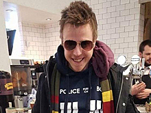 Пассажир самолета надел на себя всю одежду из чемодана ради экономии