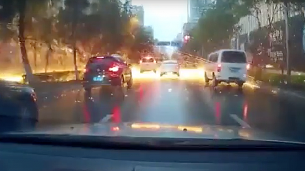 Видео: молния устроила огненный шторм на дороге, полной авто